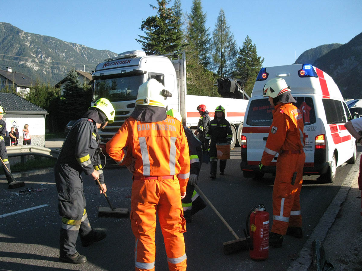 Verkehrsunfall Fordert Sieben Verletzte - Freiwillige Feuerwehr Bad Goisern